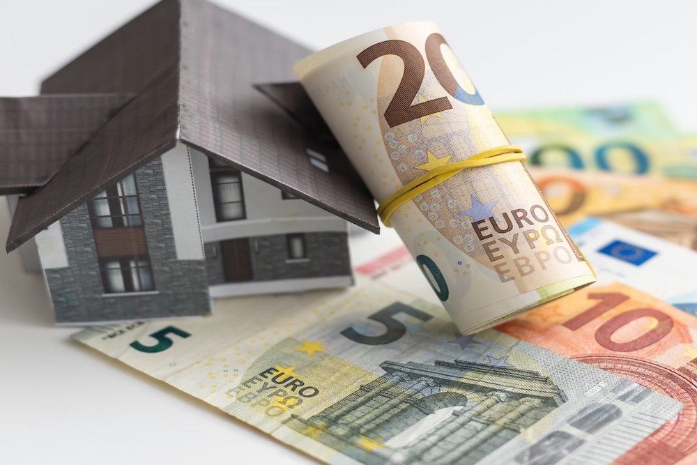 Haus mit Scheinen für die Fördermittelberatung Haus mit Euroscheinen als Symbolik für die Fördermittelberatung