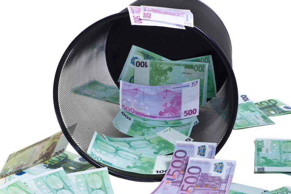 banner_fehler vermeiden_Kosten ohne Nutze_1000x667_tiny Mülleimer mit Geldscheinen als Symbolik für Fehlinvestitionen