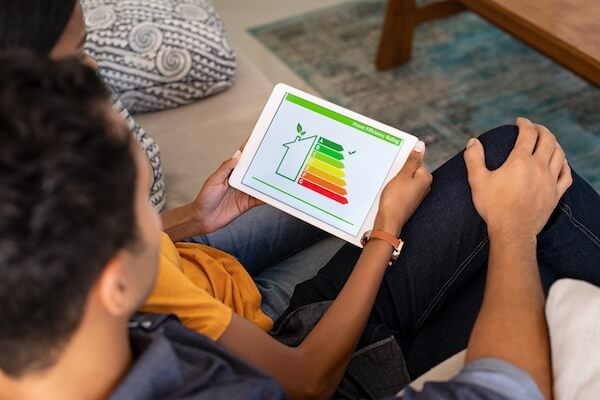 Paar bestellt einen Energieausweis online auf einem Tablet